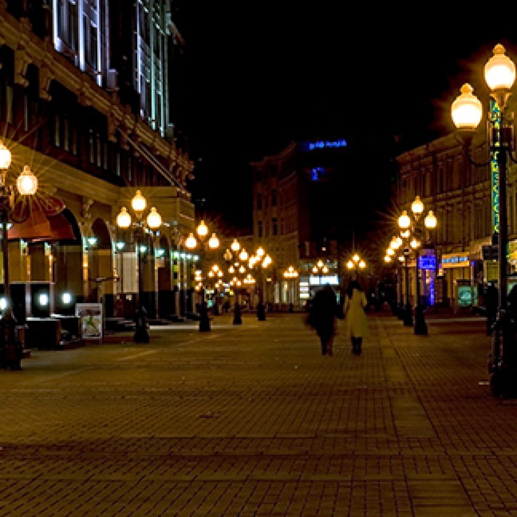 Улица Арбат Москва вечером